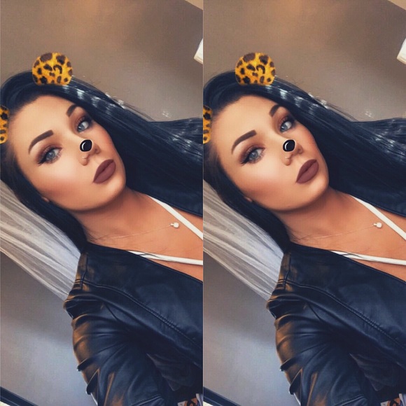 Hi! I’m Amanda - welcome to my closet! - Picture 1 of 8